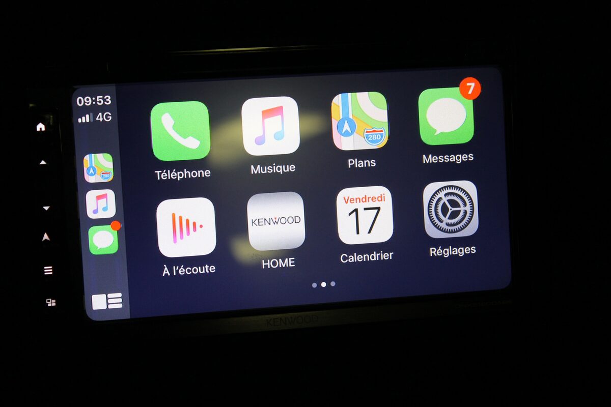 Écran Kenwood affichant Apple CarPlay, posé par l'atelier Car Music Expression à Orange